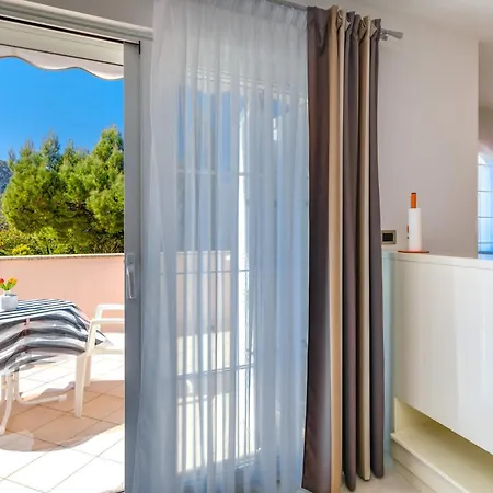 Daisy In A Quiet Location Baška